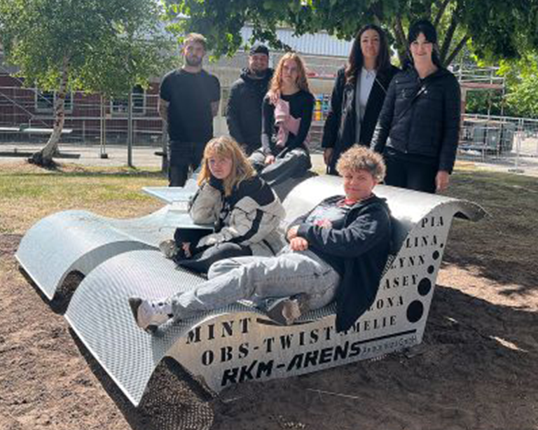 Schülerinnen an ihrem Jubiläumsprojekt